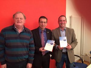 Dirk Loßack und Ulf Daude erhalten Buch zur Schulentwicklung
