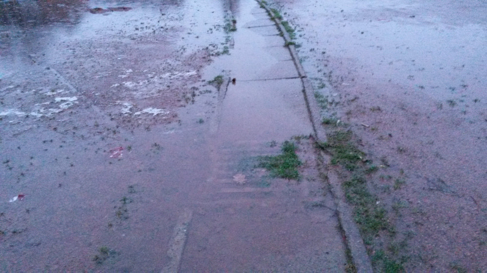 Die defekte Regenentw&auml;sserung ist eine von vielen sanierungsbed&uuml;rftigen Elementen auf der Sportanlage.