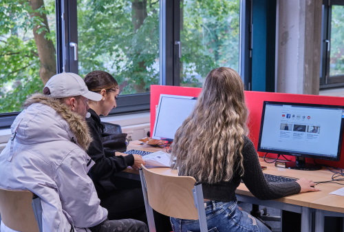 Schülerinnen am Computer
